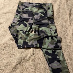 ZYIA ACTIVE GREEN CAMO ZIPPER POCKET LIGHT N TIGHT
